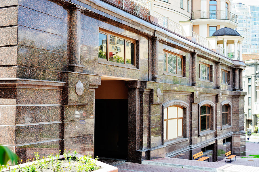каменный фасад